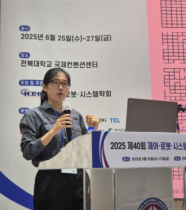 ▲KAIST 한수진 바카라사이트 주사위는 ‘Learning Patterns for Autonomous Control: Towards Data-Efficient AI and Adaptive Decisions’ 주제에 대해 설명하고 있다.