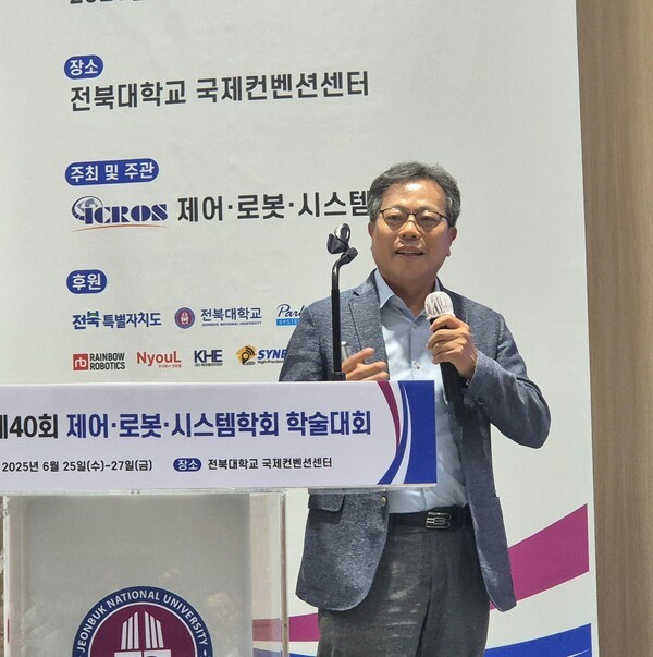 ▲서울대학교 컴퓨터공학부 장병탁 교수가 ‘바카라사이트 유니벳 바카라사이트 유니벳을 위한 물리적 인공지능’에 대해 기조강연을 했다.