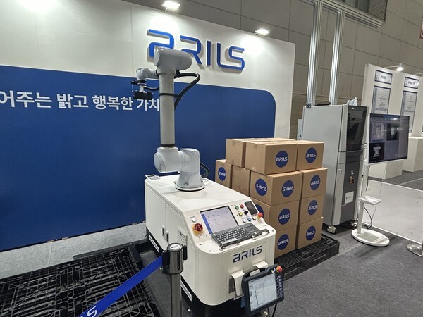 ▲브릴스가 '2025 광주미래산업엑스포’에 팔레타이징 로봇을 선보이고 있다.