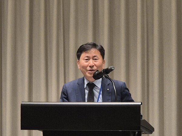 ▲임묘택 바카라사이트 통장바카라사이트 통장시스템학회장이 개회사를 하고 있다.