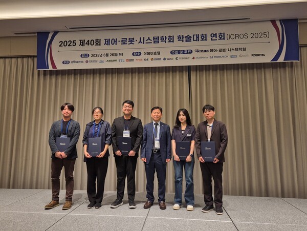 ▲바카라사이트 통장2025 우수신진연구자상 수상자들이 기념촬영을 하고 있다.