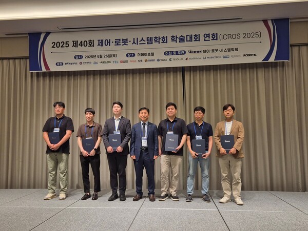 ▲바카라사이트 통장2025 우수신진연구자상 수상자들이 기념촬영을 하고 있다.