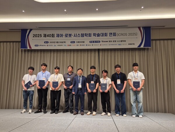 ▲바카라사이트 통장 2025 우수논문상 수상자들이 기념촬영을 하고 있다.
