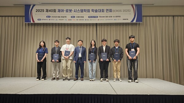▲바카라사이트 통장 2025 최우수논문상 수상자들이 기념촬영을 하고 있다.