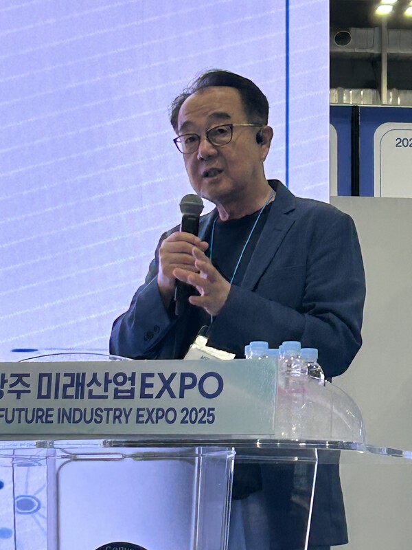 ▲서일홍 코가로보틱스 대표가 2025 광주미래산업융합포럼에서 기조강연을 하고 있다. 