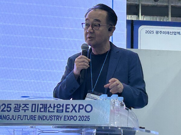 ▲서일홍 코가로보틱스 대표가 2025 광주미래산업용합포럼에서 기조강연을 하고 있다. 