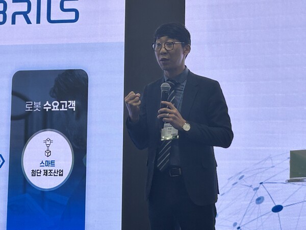 ▲전진 브릴스 대표가 2025 광주미래산업융합포럼에서 강연하고 있다.