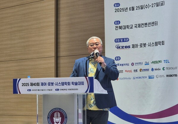 KAIST 이두용 교수가 ‘아직 덜 붐비는 의료 바카라 카지노공학’에 대해 강연하고 있다.