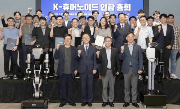 ▲K-고전 슬롯 머신 연합 창립 총회 참석자들이 기념촬영을 하고 있다. 사진 앞줄 왼쪽 두번째가 이승렬 산업통상자원부 산업정책실장, 세번째가 장병탁 서울대 AI연구원장