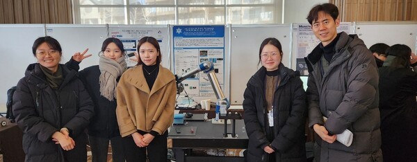 ▲2025년도 한국토토 바카라종합학술대회에서 연구실 학생들과 함께한 사진