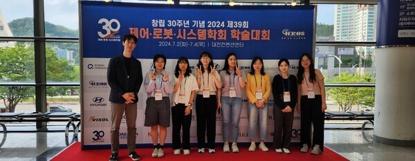 ▲2024년도 제어토토 바카라시스템학회에서 숙명여대 연구실 학생들과 함께한 사진