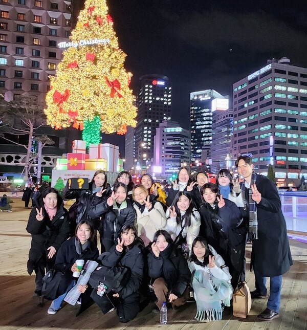 ▲2024년도 숙명여대 토토 바카라실 연말 모임에서 토토 바카라실 학생들과 함께한 모습
