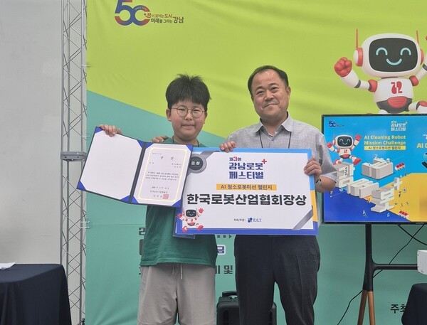 ▲AI 청소바카라사이트 가입 미션 챌린지 경진대회에서 은상을 수상한 임선우 학생(왼쪽)과 단국대학교 송인상 교수가 포즈를 취하고 있다.