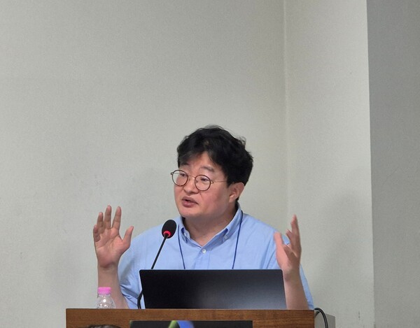 ▲국민대학교 전자공학부 정구민 교수가 강의하고 있다.