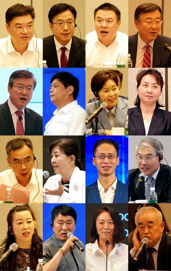 ▲지난 6월 25~26일, 장쑤성 치둥시 치둥빈관에서 한국의 코리아씨이오서밋 및 중국의 북경청년국제문화예술협회, 중한양국무역문화산업플랫폼이 공동주최한 '한.중 양국무역문화융합산업회의'에서 주요 참가자들이 역할에 따라 발표하고 있다. 사진 첫째줄 좌로부터 채이(蔡毅) 치둥시인민정부 시장, 박봉규 코리아씨이오서밋 이사장, 궈지엔(郭建) 치둥경제개발구 당공위원회 서기, 김종석 전 대통령직속 규제개혁위원장, 둘째줄 좌로부터 주영섭 서울대학교 특임교수, 우용둥(吴永东) 치둥시 인대상무위원회 부주임, 양향자 전 국회의원, 조우잉(周滢) 치둥시인민정부 부시장, 셋째줄 좌로부터 왕펑화(王峰华) 치둥경제개발구 관리위원회 주임, 조은경 다손 회장, 천위취엔(陈玉泉) 한중양국무역문화산업플랫폼 주임, 이영준 AAC(아시아아트피아드위원회) 기획위원장, 넷째줄 좌로부터 황하이옌(黃海燕) 치둥경제개발구 관리위원회 부주임, 신창석 KBS TV 드라마 총감독, 자오양(赵阳) 바이엘의약 대표, 손종현 전국협동조합협의회 회장