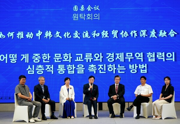 ▲지난 6월 26일, 장쑤성 치둥시 치둥빈관에서 한국의 코리아씨이오서밋 및 중국의 북경청년국제문화예술협회, 중한양국무역문화산업플랫폼이 공동주최한 '한.중 양국무역문화융합산업회의' 에서 박봉규 코리아씨이오서밋 이사장(가운데)이 원탁회의를 주재하고 있다.(좌로부터) 신창석 KBS TV 총감독, 이영준 AAC 기획위원장, 조은경 다손 회장, 박봉규 코리아씨이오서밋 이사장, 주영섭 서울대학교 특임교수, 우용둥 치둥시 인대상무위원회 부주임, 조우잉 치둥시인민정부 부시장
