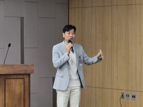 ▲로보티즈 김병수 대표가 강연하고 있다.
