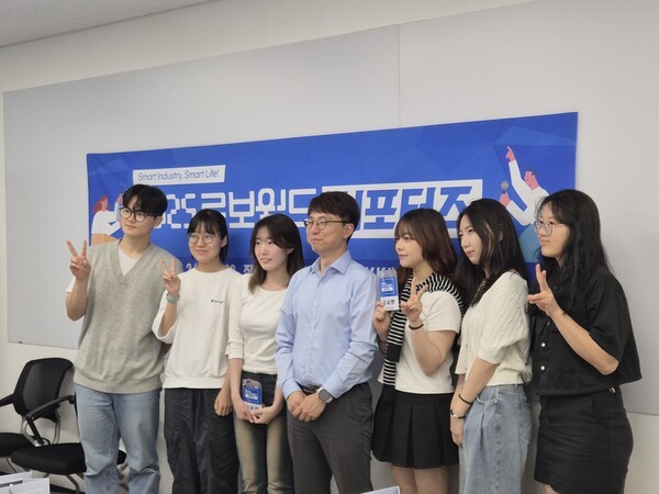 ▲김영재 PD와 온라인 카지노 합법 사이트들이 단체사진 촬영을 하고 있다. 