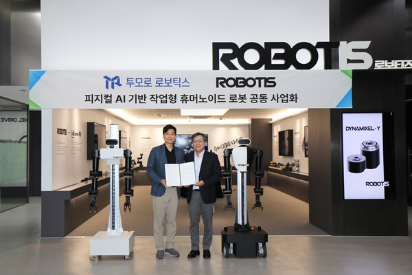 ▲ 왼쪽부터 로보티즈 김병수 대표, 투모로 바카라사이트 윈윈 장병탁 대표가 협약서를 들고 기념촬영을 하고 있다. (사진=로보티즈)