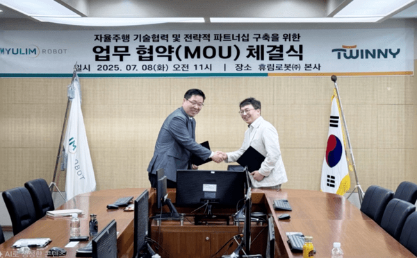 ▲천홍석 바카라사이트 통장 대표(오른쪽)와 김봉관 휴림바카라사이트 통장 대표가 지난 8일 충남도 천안 소재 휴림바카라사이트 통장 본사에서 업무협약을 체결하고 기념촬영하고 있다.