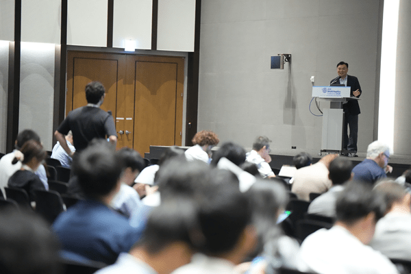 ▲기조 강연하고 있는 석상옥 네이버랩스 대표.(사진=WHC 2025 사무국)