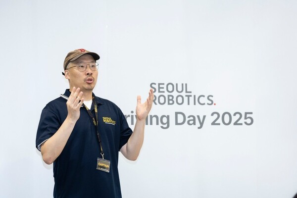 ▲ 이한빈 대표가 군집 자율마카오 슬롯 머신 하는 법 기술과 향후 회사 전략에 대해 발표하고 있다.