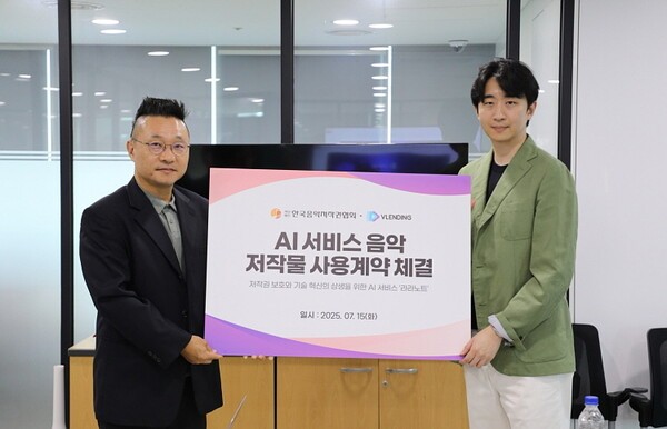 ▲OGQ블렌딩 송창원 사장(왼쪽)과 한국넷마블 슬롯 황선철 사무총장(오른쪽)이 계약 체결식을 마친 뒤 기념촬영을 하고 있다
