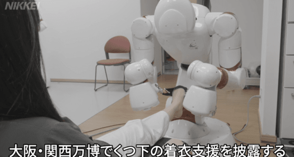 ▲아이렉 레부카지노이 거동이 불편한 환자를 대상으로 양말을 신겨주는 모습(사진=니혼게이자이 동영상 캡쳐)