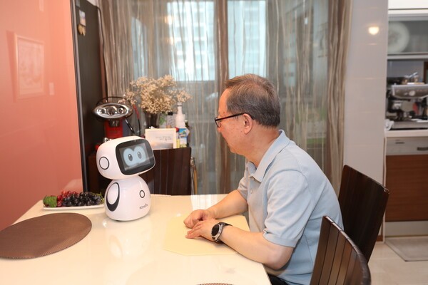 ▲AI 기반 개인화 대화 실증 시연 모습.(사진=로아이젠)
