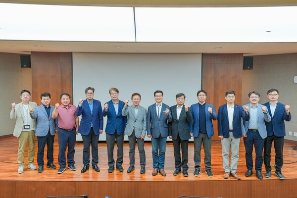 ▲케이스랩 국태용 대표와 참석자들이 단체사진을 촬영하고 있다.(사진=케이스랩)