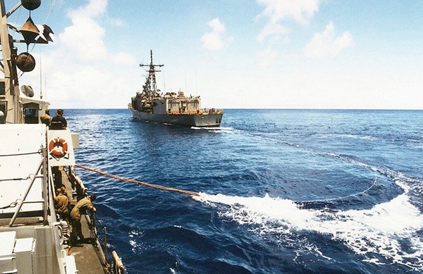 ▲미국 해군(USN)의 사이클론급 해안방어함인 USS 허리케인(PC 3)에서 촬영한 사진. USN 올리버 해저드 페리급 유도 미사일 대잠함 호위함(프리깃함)인 USS 존 H. 사이즈함에서 길게 늘어진 후방 코난카지노 라인. (사진=미해군)