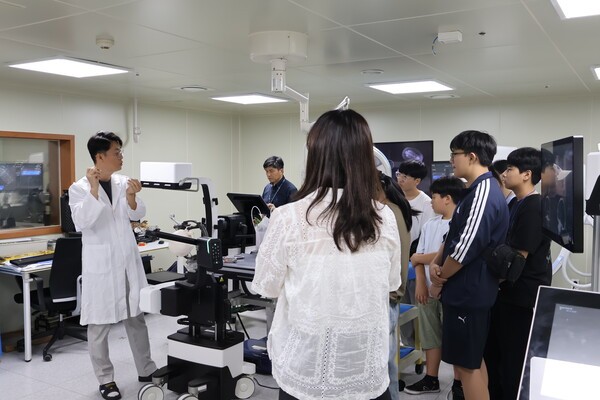 ▲고영테크놀러지 본사 견학 프로그램에 참여한 학생들(사진=고영테크놀러지)