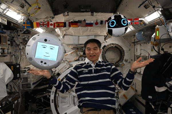 ▲ 일본인 우주비행사가 '사이먼'과 '인트-볼2'를 소개하고 있다. (사진=JAXA)