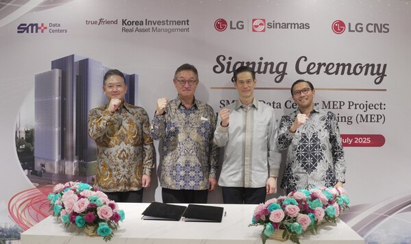 ▲LG CNS는 인도네시아 ‘KMG’와 AI 무료 슬롯 사이트 구축 사업 계약을 체결했다고 6일 밝혔다. LG CNS 현신균 사장(왼쪽 두번째)과 시나르마스 그룹 계열사인 에스엠플러스(SM+) 빌쳉 회장(왼쪽 세번째) 등이 계약체결 후 기념촬영하는 모습. (사진=LG CNS)