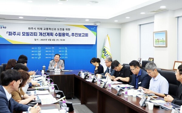 ▲김경일 파주시장(가운데)이 ‘파주시 신규 슬롯사이트 개선계획 수립 용역’ 추진 보고회에 참석해 발언하고 있다. (사진=파주시)