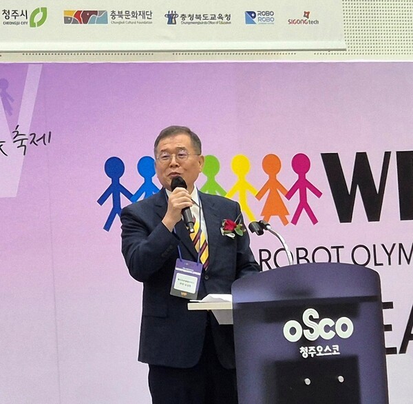 ▲개회사를 하고 있는 월드슬롯사이트 추천 아톰카지노올림피아드 코리아 남상엽 회장.