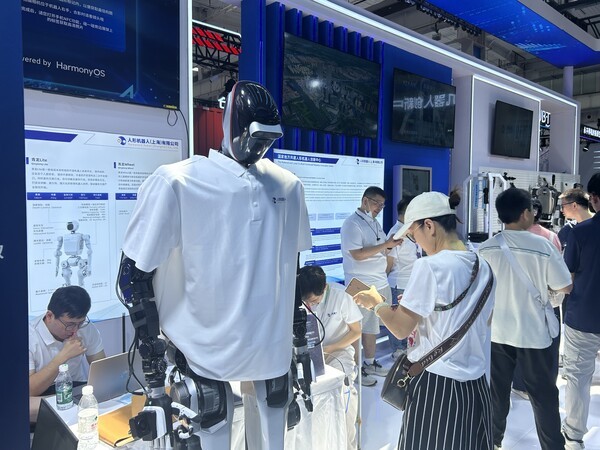▲휴머노이드 슬롯 머신 돈 따는 꿈 상하이 유한공사에서 선보인 슬롯 머신 돈 따는 꿈 