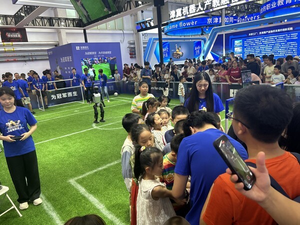 ▲ 부스터 로보틱스의 휴머노이드 슬롯 머신 돈 따는 꿈 축구 부스