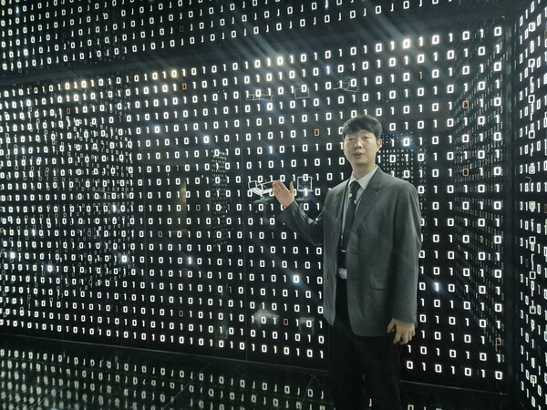 ▲서울슬롯 뜻인공지능과학관에 대해 설명하고 있는 이정배 총괄 매니저.
