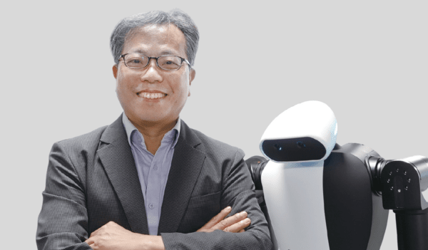 ▲장병탁 K-휴머노이드 연합 위원장· 서울대학교 AI연구원장이 슬롯 머신 게임 하기과 함께 포즈를 취하고 있다.