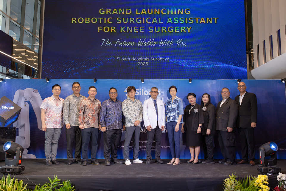 인도네시아 수라바야에서 열린 ‘큐비스-조인트’ 런칭 행사에서 큐렉소 관계자들과 (왼쪽으로부터 5번째까지) 실로암골드시티카지노 관계자들이 기념촬영을 하고 있다. (사진=큐렉소)