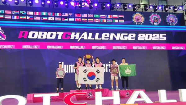 ▲Humanoid Sprint 종목 1위 시상식 모습. 사진 왼쪽부터 성진후(울산제일고1), 최지완(울산고1), 권태운(문현고1) 