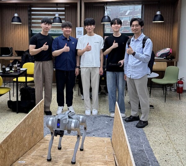 ▲한국공학대학교 연구실 학생들과 함께