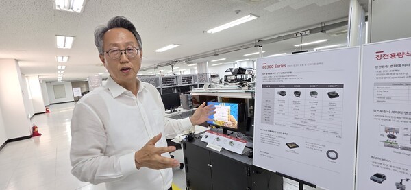 ▲알에스오토메이션 강덕현 대표가 생산라인에서 대표제품인 광학식 엔코더와 정전식 엔코더에 대해 설명메이저사이트 있다.