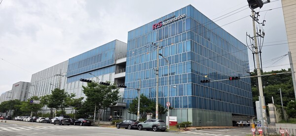 ▲경기도 평택 진위산단에 위치한 알에스오토메이션 글로벌 본사 모습. 왼쪽 끝까지 3개의 건물이 길게 연결되어 있다.