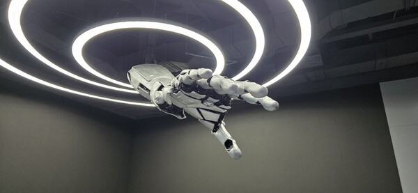 ▲입구에는 5개 손가락을 가진 대형 미미카지노 손이 천장에 매달려 있다.