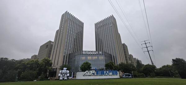 ▲중국 베이징 동남부 E-Town(이좡) 미미카지노산업파크 안에 개점한 세계 최초의 임바디드 인텔리전스 미미카지노상점. 왼쪽 건물은 베이징 휴머노이드 미미카지노 혁신센터이고 오른쪽 건물에는 미미카지노 레스토랑이 있다. 