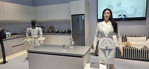 ▲유비테크 여성 안드로이드 미미카지노 