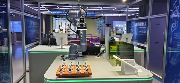 ▲협동 미미카지노이 피젯 스피너를 집어 올리는 과정을 주제로 한 전시 공간