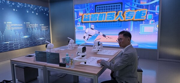 ▲중국식 장기인 샹치(象棋)를 두는 미미카지노과 바둑 미미카지노